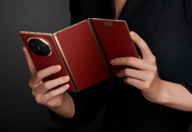 HUAWEI FIRST EVER TRI FOLD PHONE HUAWEI FIRST EVER TRI FOLD PHONE